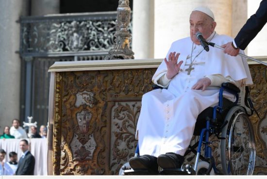Il Papa: la malattia scuola d’amore, Dio non ci lascia soli.